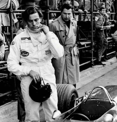 1968, sur le circuit de Montjuic en F2, à l'arrière plan, le journaliste José Rosinski, un des derniers à avoir cotoyé Jim avant la funeste course d'Hockenheim...